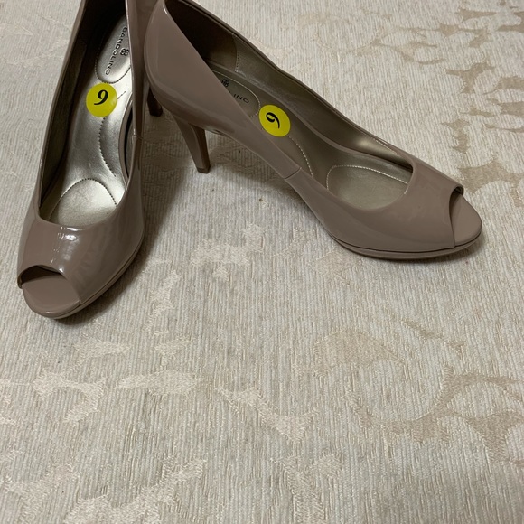 BANDOLINO CLASSIC PEEP- TOE PUMP - Picture 2 of 3